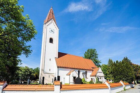 Zu sehen ist eine Kirche mit blauem Himmel im Hintergrund