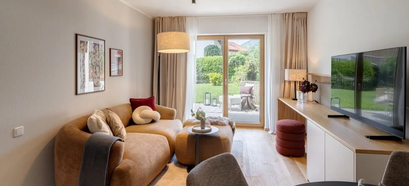 Modernes Wohnhaus mit großen Fensterflächen im Alpenvorland