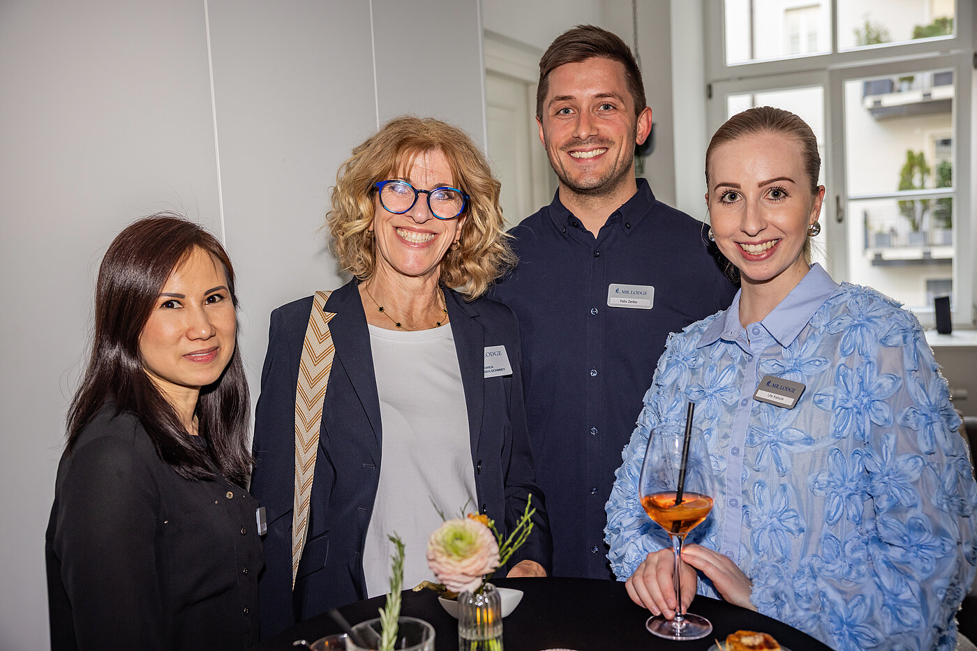 Team und Gäste beim gemeinsamen Austausch auf dem Relocation Event von Mr. Lodge