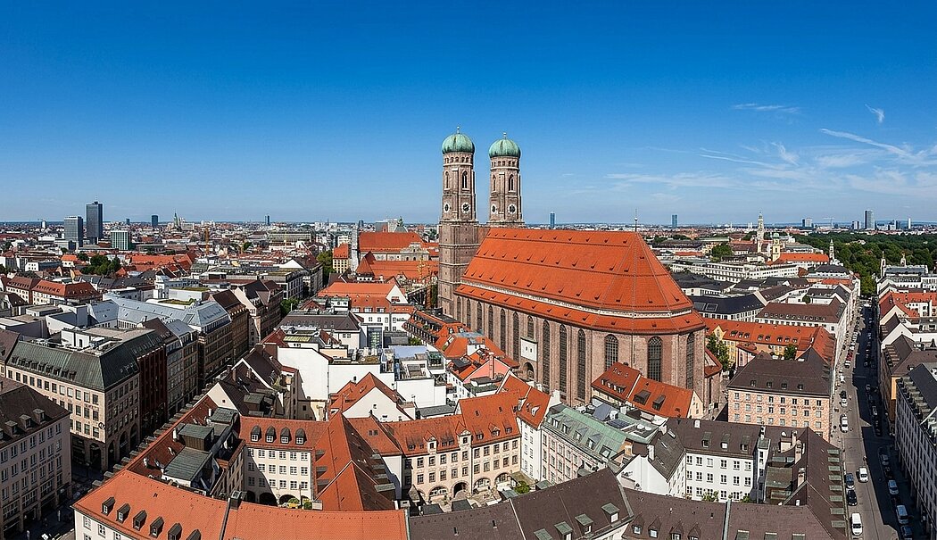 Blick auf die Frauenkirche in München und Umgebung