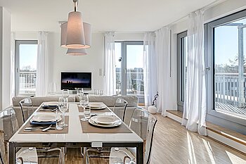 Modernes Esszimmer Zu sehen ist der Essbereich einer modernen Wohnung mit bodentiefen Fenstern.