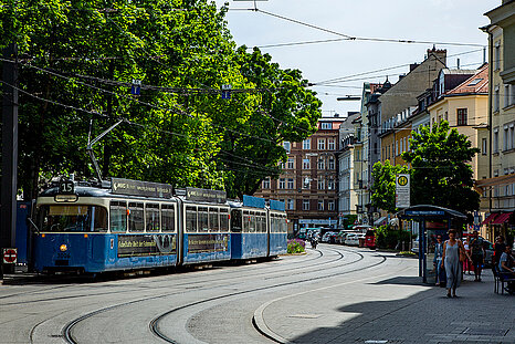 Zu sehen ist eine Tram, die durch den Stadtteil Haidhausen fährt