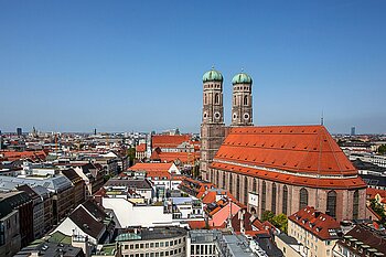Frauenkirche im Mittelpunkt mit umliegenden Gebäuden
