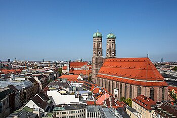 Zu sehen ist die Münchner Skyline mit der Frauenkirche rechts im Bild