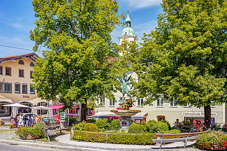 Zu sehen ist ein Platz mit Brunnen in Miesbach