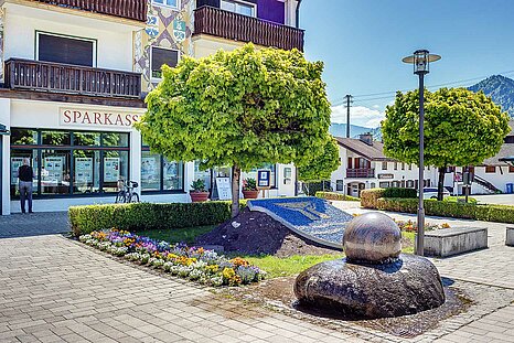 Zu sehen ist ein Platz vor einem traditionellen Haus in Bad Wiessee