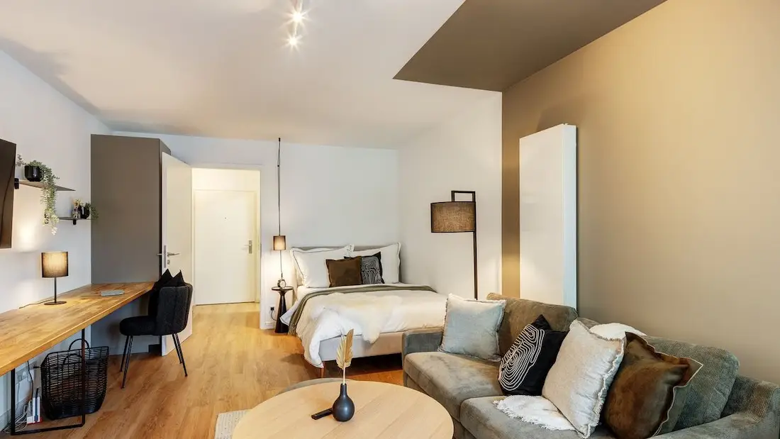 Kompaktes Apartment mit Bett, Sofa und Schreibtisch