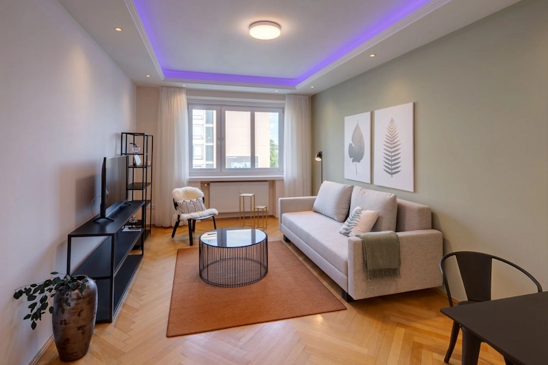 Möbliertes Wohnzimmer einer Referenzwohnung von Mr. Lodge