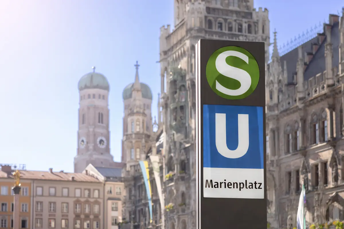 S- und U-Bahn-Schild am Marienplatz, dahinter Frauenkirche und Neues Rathaus