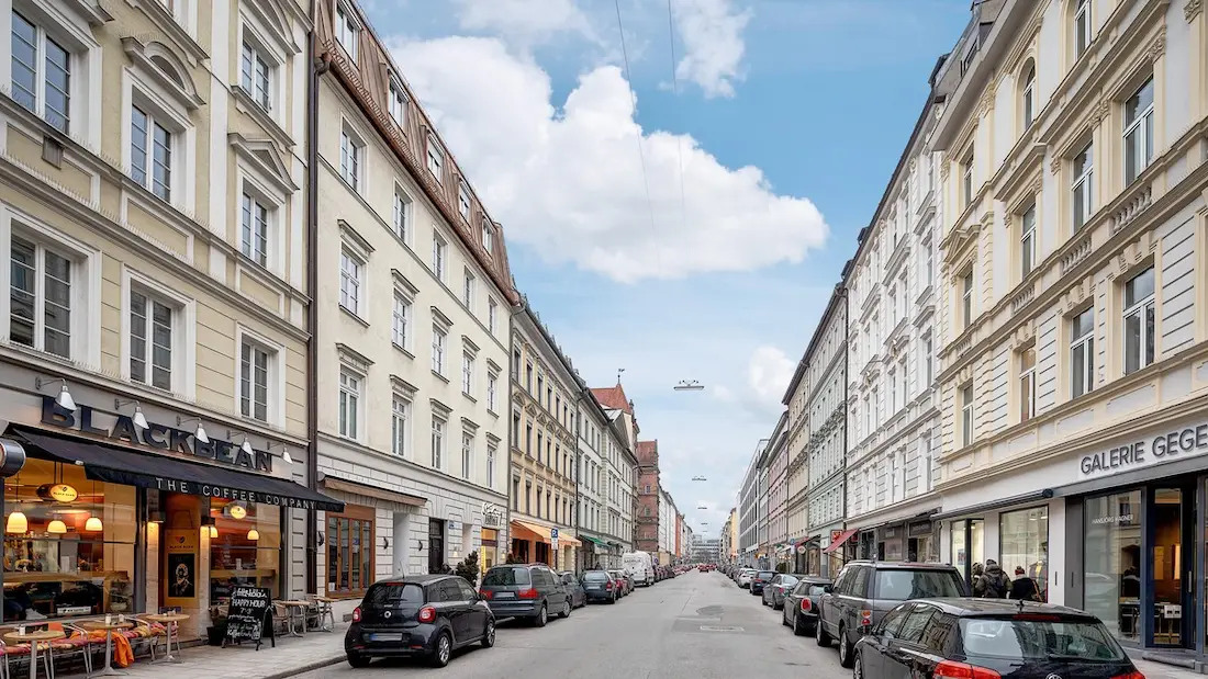Münchner Wohnstraße mit Altbaufassaden und Cafés