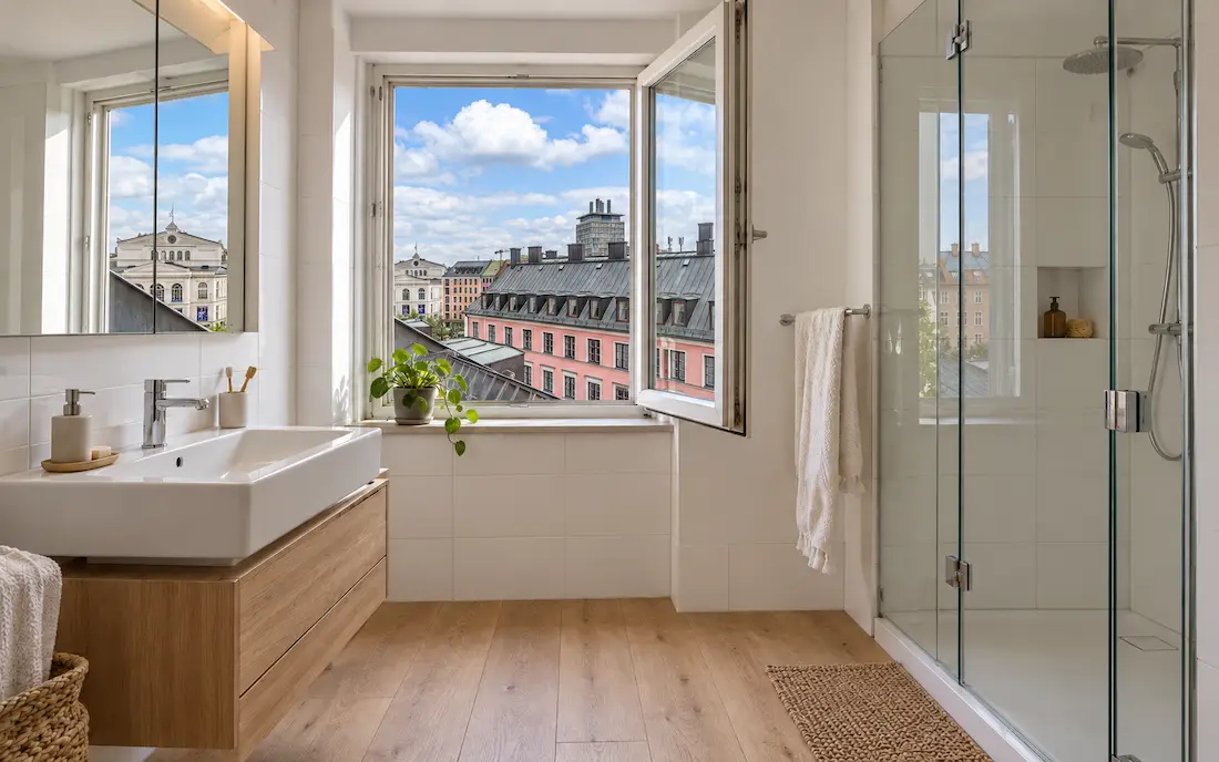 Helles Badezimmer mit weit geöffnetem Fenster