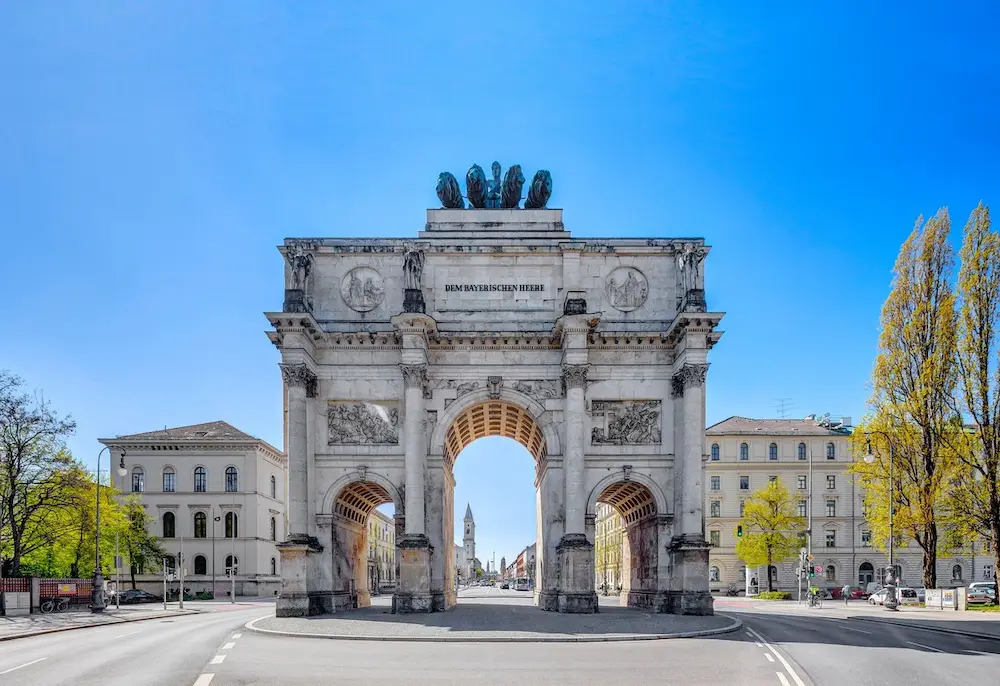 Siegestor in München bei blauem Himmel