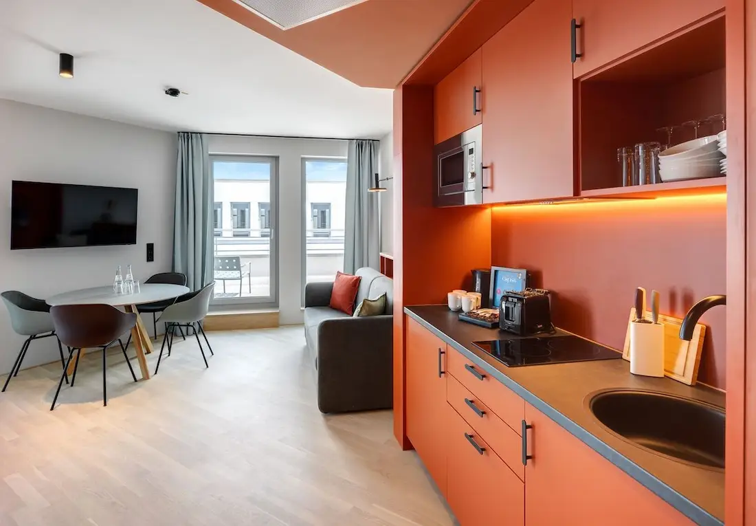 Serviced Apartment mit Pantryküche, Essplatz und Sofa