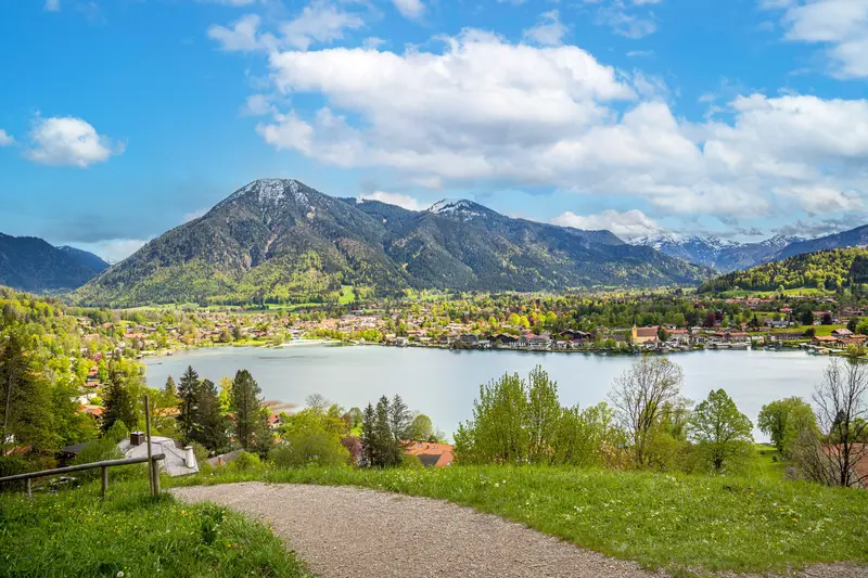 Panoramablick auf den Tegernsee mit Alpenkulisse