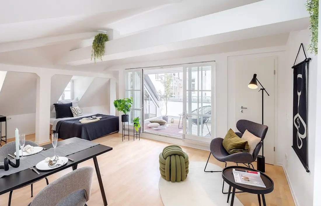 Möblierte Dachgeschosswohnung mit Wohn- und Schlafbereich und Zugang zur Terrasse