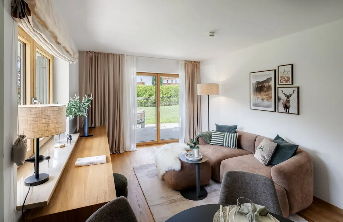 Möbliertes Wohnzimmer mit Blick in den Garten